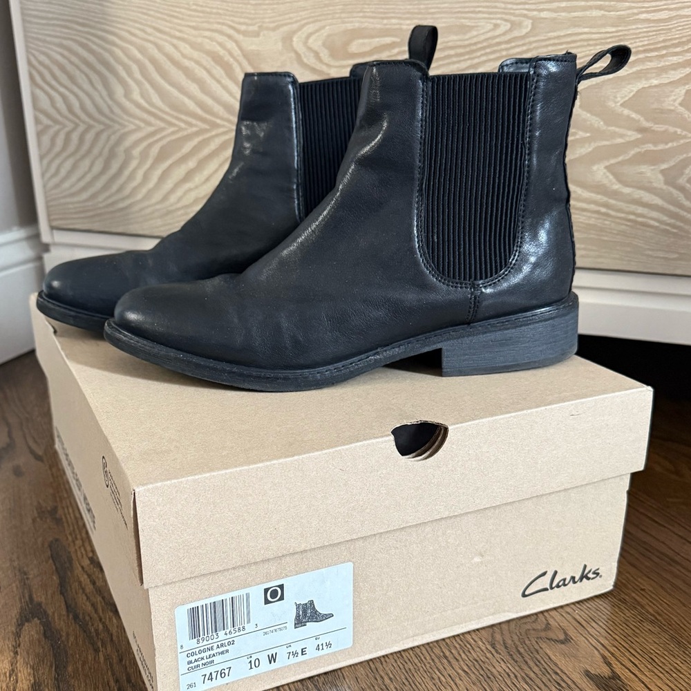 Clarks Cologne Arlo 2 size 10 Black Chelsea Boots with Elastic Gussets